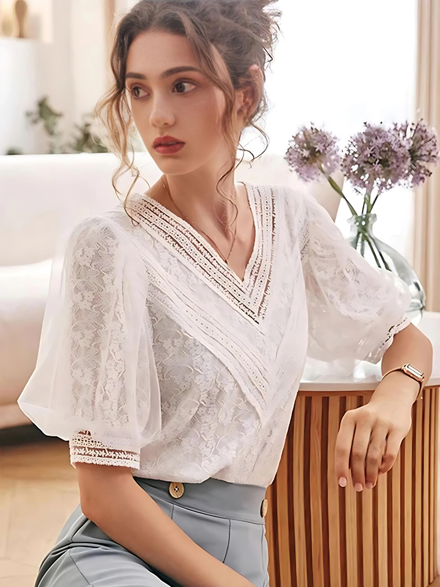 Jasmin vintage blouse | Zomerse kanten blouse met V-hals voor dames