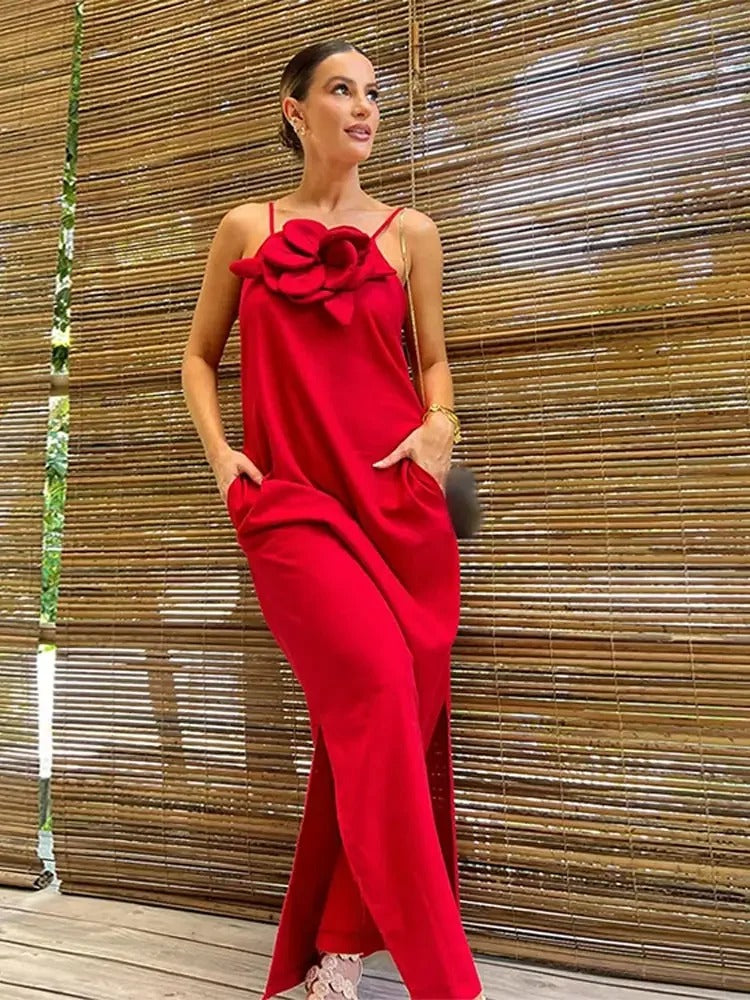 Costa Jurk | Stijlvolle mouwloze midi-jurk met hoge split en 3D-bloemdetail