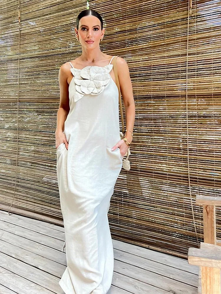 Costa Jurk | Stijlvolle mouwloze midi-jurk met hoge split en 3D-bloemdetail